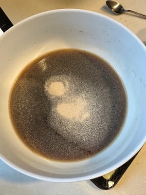 หลังจากนั้น ให้ใส่ยีสต์ แป้งมันสำปะหลัง และแป้งสาลีตามลำดับ