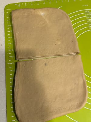 ทำซ้ำขั้นตอนข้างต้น: ตัดแป้งออกเป็นครึ่ง