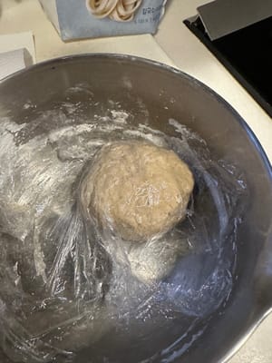 ปิดด้วยแผ่นฟิล์มถนอมอาหารขณะที่เรารีดแป้งขาว