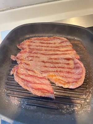 Iniziate a cuocere la bistecca, rosolatela per 1 minuto e mezzo a fuoco medio-alto. Giratela e cospargetela di pepe nero. Rosolatela per 1 minuto e mezzo. Giratela di nuovo. Cospargetela di pepe nero. Spegnete il fuoco e ripiegatela velocemente.