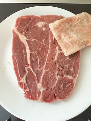 scongelare la bistecca per mezz'ora e asciugarla con carta assorbente.