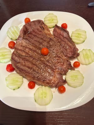 Disporre sopra, aggiungere cetrioli e pomodorini e il gioco è fatto. Gustatevelo lentamente!