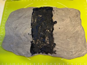 반죽의 가운데 1/3 부분에 검은깨 소를 고르게 펴 바릅니다.