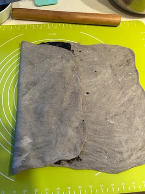 왼쪽 부분을 속 재료 위로 접어 가장자리를 단단히 봉합니다.