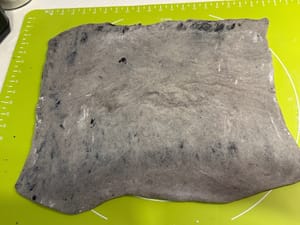 이번에는 반죽을 뒤집어서 예쁜 면이 위로 오도록 하세요.