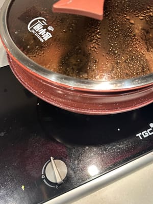 그 후 불을 끄고 반죽을 냄비에 3분 더 그대로 두세요.