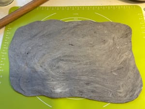 반죽을 얇은 직사각형 모양으로 밀어주세요.