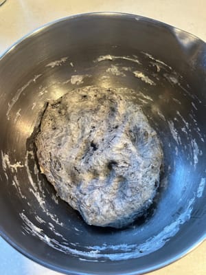 반죽이 충분히 휴지된 후에는 훨씬 더 매끄러운 형태로 반죽하기가 훨씬 쉬워집니다.