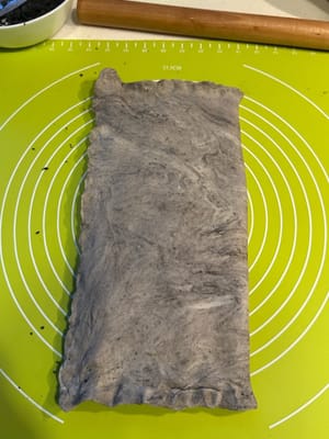 뒤집어서 오른쪽 면을 가장자리에 붙여주세요.