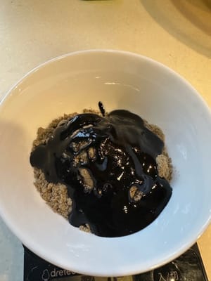 기다리는 동안 필요한 재료들을 섞어 속을 준비하세요. 약간 끈적거리거나 버터 같은 질감이 될 것입니다.