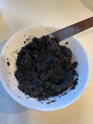 기다리는 동안 필요한 재료들을 섞어 속을 준비하세요. 약간 끈적거리거나 버터 같은 질감이 될 것입니다.