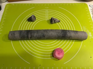 반죽을 자를 때는 치실을 사용하는 것을 추천합니다. 가장자리 부분을 잘라내세요.