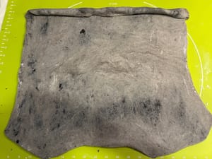 그림과 같이 반죽을 단단하게 말아주세요.