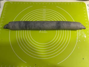 그림과 같이 반죽을 단단하게 말아주세요.