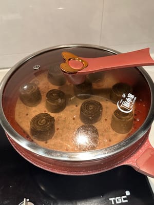 따뜻한 물 위에 올려놓고 40분간 발효시키세요.