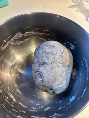 반죽이 충분히 휴지된 후에는 훨씬 더 매끄러운 형태로 반죽하기가 훨씬 쉬워집니다.