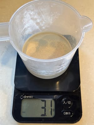 먼저, 인스턴트 이스트를 따뜻한 물에 넣어 이스트가 더 빨리 활성화되도록 합니다.