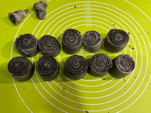 반죽을 10개의 작은 조각 또는 8개의 큰 조각으로 균등하게 자릅니다.