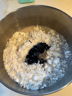 깨끗한 믹싱 볼에 먼저 모든 건조 재료를 넣고, 그 다음 물과 효모 혼합물을 넣으세요.