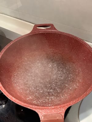 물 한 냄비를 끓입니다