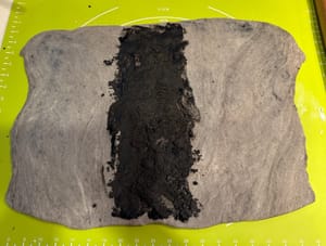 가운데에 속재료를 펼쳐 넣으세요