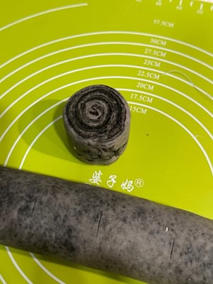 반죽을 10개의 작은 조각 또는 8개의 큰 조각으로 균등하게 자릅니다.