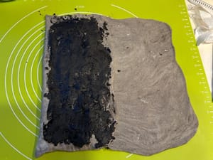 마찬가지로, 속재료를 표면에 다시 골고루 펴 발라주세요.