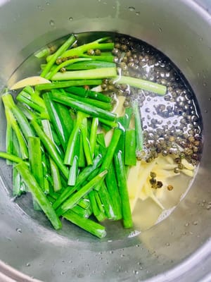 Tambahkan 150 gram air mendidih untuk merendam daun bawang, irisan jahe, dan merica Sichuan untuk mengeluarkan aromanya. Paprika hijau akan meningkatkan rasa (tidak membuat mati rasa). Tunggu hingga dingin secara alami sebelum digunakan.