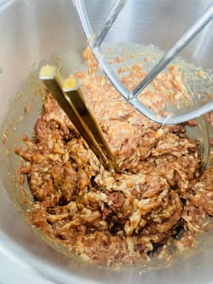 Poner la carne picada en un bol, añadir la sal, el polvo de pollo, el azúcar, el almidón y la pimienta en polvo, uno por uno, y remover bien. A continuación, añadir la salsa de soja clara, la salsa de soja oscura y la salsa de ostras, y mezclar bien de nuevo. Añadir el jengibre y el agua de cebolleta varias veces, removiendo rápidamente en la misma dirección. Cuando el relleno de carne esté pegajoso y firme, y pueda sujetar firmemente los palillos sin caerse, significa que se ha mezclado correctamente.
~La importancia de la máquina de cocina en este momento😀