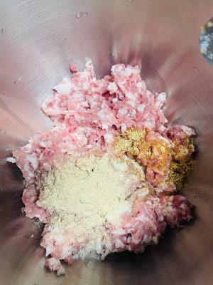Masukkan daging cincang ke dalam mangkuk, tambahkan garam, bubuk ayam, gula, kanji, bubuk merica secara bergantian, dan aduk rata. Kemudian tuangkan kecap asin, kecap asin hitam, dan saus tiram, lalu aduk rata lagi. Kemudian tambahkan air jahe dan daun bawang beberapa kali, dan aduk cepat ke arah yang sama. Bila isian daging menjadi lengket dan padat, serta dapat menahan sumpit dengan kuat tanpa jatuh, berarti sudah berhasil diaduk.
~Pentingnya mesin koki saat ini😀