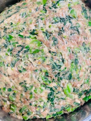 Ver cómo se mezclan los ingredientes y cómo el aroma florece capa por capa, ¡el aroma solo es suficiente para hacerte querer envolverlos en masa!