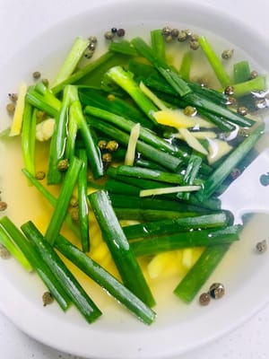 Añada 150 gramos de agua hirviendo para remojar las cebolletas, el jengibre rallado y los granos de pimienta de Sichuan para realzar el aroma. Los pimientos verdes realzan el sabor (sin adormecerlo). Espere a que se enfríe naturalmente antes de usar.