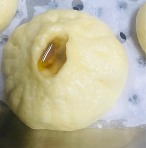 El jugo de los panecillos está a punto de salir y la piel ha absorbido por completo la salsa. El secreto está en remover el relleno de carne hasta que esté masticable, no solo para retener el jugo, sino también para que quede firme y masticable al comerlo, y no se deshaga en absoluto. ¡A quién se le ocurre que se le hará agua la boca!