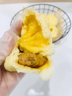 Sari di dalam bakpao akan segera keluar, dan kulitnya telah menyerap kuahnya sepenuhnya. Rahasianya adalah mengaduk isi daging hingga kenyal, tidak hanya agar sarinya tetap terjaga, tetapi juga agar dagingnya padat dan kenyal saat dimakan, dan tidak akan hancur sama sekali. Siapa yang bisa menahan air liur saat mencicipinya!