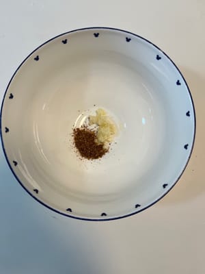 Aggiungere aglio e pepe in polvere