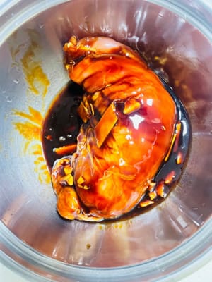 marinasi daging: masukkan daging yang sudah diisi kuning telur ke dalam mangkuk saus, pijat-pijat dengan tangan selama beberapa menit, lalu marinasi di lemari es semalaman. Jangan lupa keluarkan dan balik bagian tengahnya agar bumbunya lebih merata.