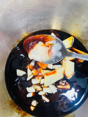 Siapkan saus: Ambil mangkuk, haluskan 3 siung bawang putih, tambahkan bubuk lada putih, irisan jahe, madu, kecap asin, saus tiram, anggur masak, kecap asin hitam, dan saus barbekyu, aduk rata.