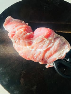 Mengolah daging: Cuci bersih daging, lalu potong dengan gunting dari atas ke bawah, potong hingga ke bawah namun jangan sampai ke samping dan bawah, seperti membuat kantong untuk daging.