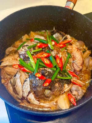 Una vez listo, aderece con cebollitas y chiles rojos, ¡y listo para servir! ¡Disfrute!