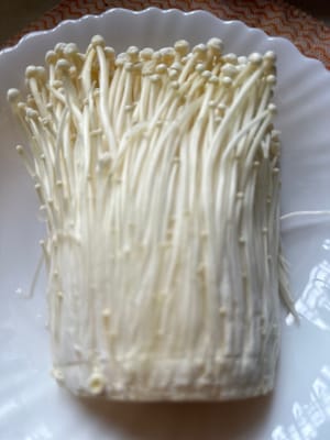 paquete de hongos enoki