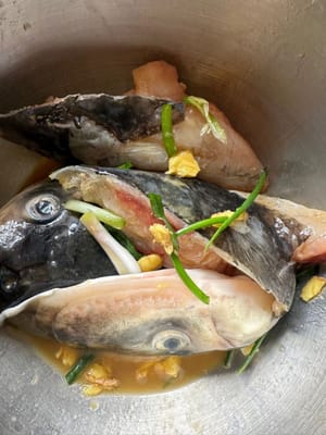 Luego, añadir los adobos necesarios para las cabezas de pescado. Frotar bien y dejar reposar durante 10 minutos.