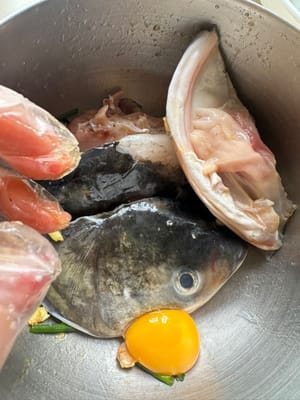 Luego, añadir los adobos necesarios para las cabezas de pescado. Frotar bien y dejar reposar durante 10 minutos.