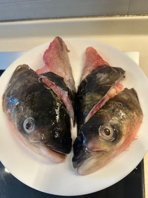 En primer lugar, lava la cabeza del pescado y córtala en dos mitades.