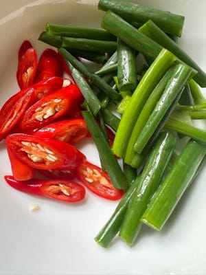 Mientras tanto, prepare las verduras de acompañamiento de esta manera.