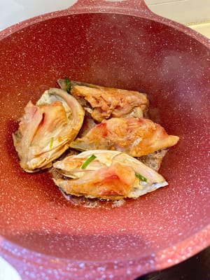 En una sartén caliente con aceite, dorar las cabezas de pescado hasta que estén doradas.