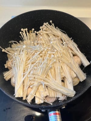 Y poner champiñones enoki como base