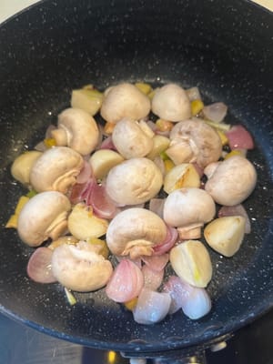 Y poner champiñones enoki como base