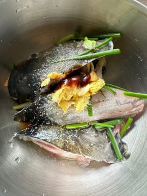 Luego, añadir los adobos necesarios para las cabezas de pescado. Frotar bien y dejar reposar durante 10 minutos.