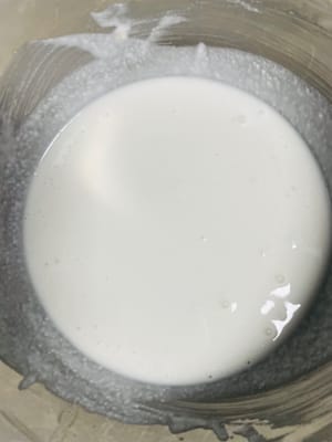 쌀 반죽에 효모 2.5g을 넣고 골고루 저어줍니다.
비닐 랩으로 덮고 28도 정도의 실온에서 약 3시간 동안 발효시켜 오래된 반죽을 만듭니다.