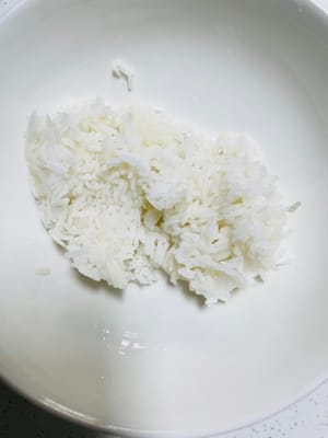 Preparar 75 gramos de arroz frío y 25 gramos de arroz fermentado.
